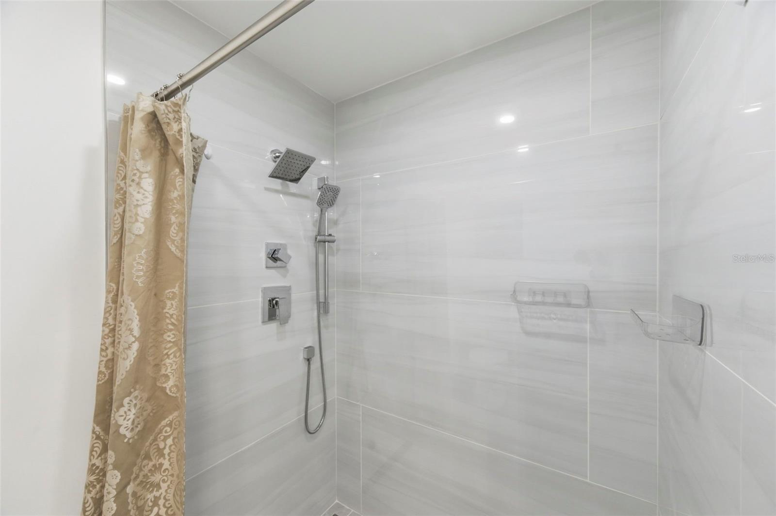 SENATE MANOR - Residential