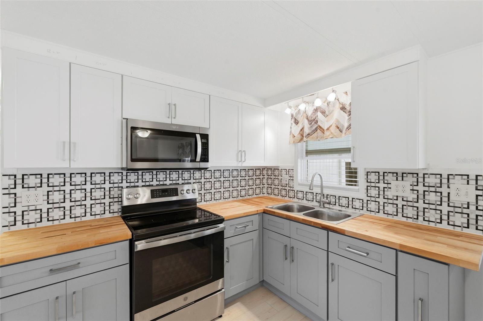 SENATE MANOR - Residential