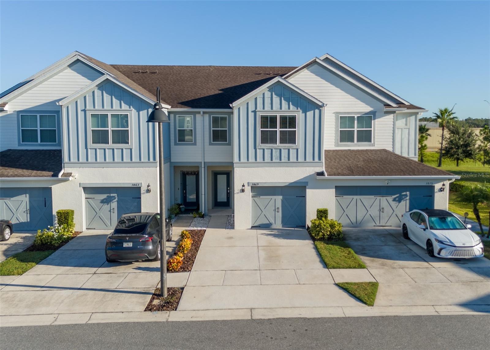 Welcome to this beautifully designed townhome located in the highly desirable Sommerset Crossing Community, just minutes from Medical City, Lake Nona, and Orlando International Airport. This location is ideal for healthcare professionals and anyone seeking convenience and growth potential. Step inside to discover an open-concept floor plan filled with natural light. The modern kitchen features quartz countertops, stainless steel appliances, and ample cabinetry. The gathering room flows seamlessly into the screened lanai through large sliding glass doors, creating a bright and comfortable space perfect for entertaining or relaxing. Enjoy a low-maintenance lifestyle in a community that offers comfort, accessibility, and proximity to major employers, shopping, and dining