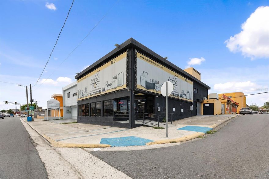 Spacious corner commercial space with 4,080 sq. ft. of construction, divided into 2 levels of 2,040 sq. ft. each, ideal for various types of businesses. It features 9 exclusive parking spaces, a ramp for disabled access, independent entrances for each level, central air conditioning on the first level, a freight elevator, loading area, alarm system, and security cameras for maximum protection.

Strategically located on the busy Avenida Américo Miranda, close to shopping centers, banks, restaurants, and  ensuring a steady flow of customers and easy access.

This space is perfect for offices, retail stores or any business seeking a premium location.