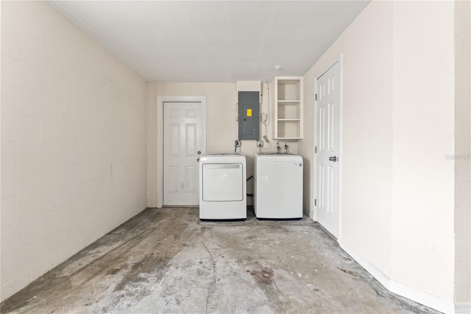 COLONIAL MANOR - Residential