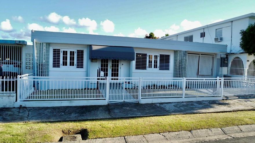 An excellent opportunity to acquire a well-maintained, move-in-ready residence in one of the most convenient communities in Carolina. Located in Urb. Villa Carolina 3, this property stands out for its strategic location and functional layout, ideal for families seeking comfort and accessibility.

The home features 3 bedrooms and 2 bathrooms, plus an expanded area that includes a spacious family room, perfect for family gatherings, entertainment, or relaxation. The property also offers a large covered carport and a pleasant terrace, ideal for enjoying outdoor activities from the comfort of home.

Its close proximity to Luis Muñoz Marín International Airport (SJU), pharmacies, hospitals, and shopping centers makes this an unbeatable option for those who value time, convenience, and quality of life. The residence is in excellent condition, reflecting consistent care and ongoing maintenance by its owners.