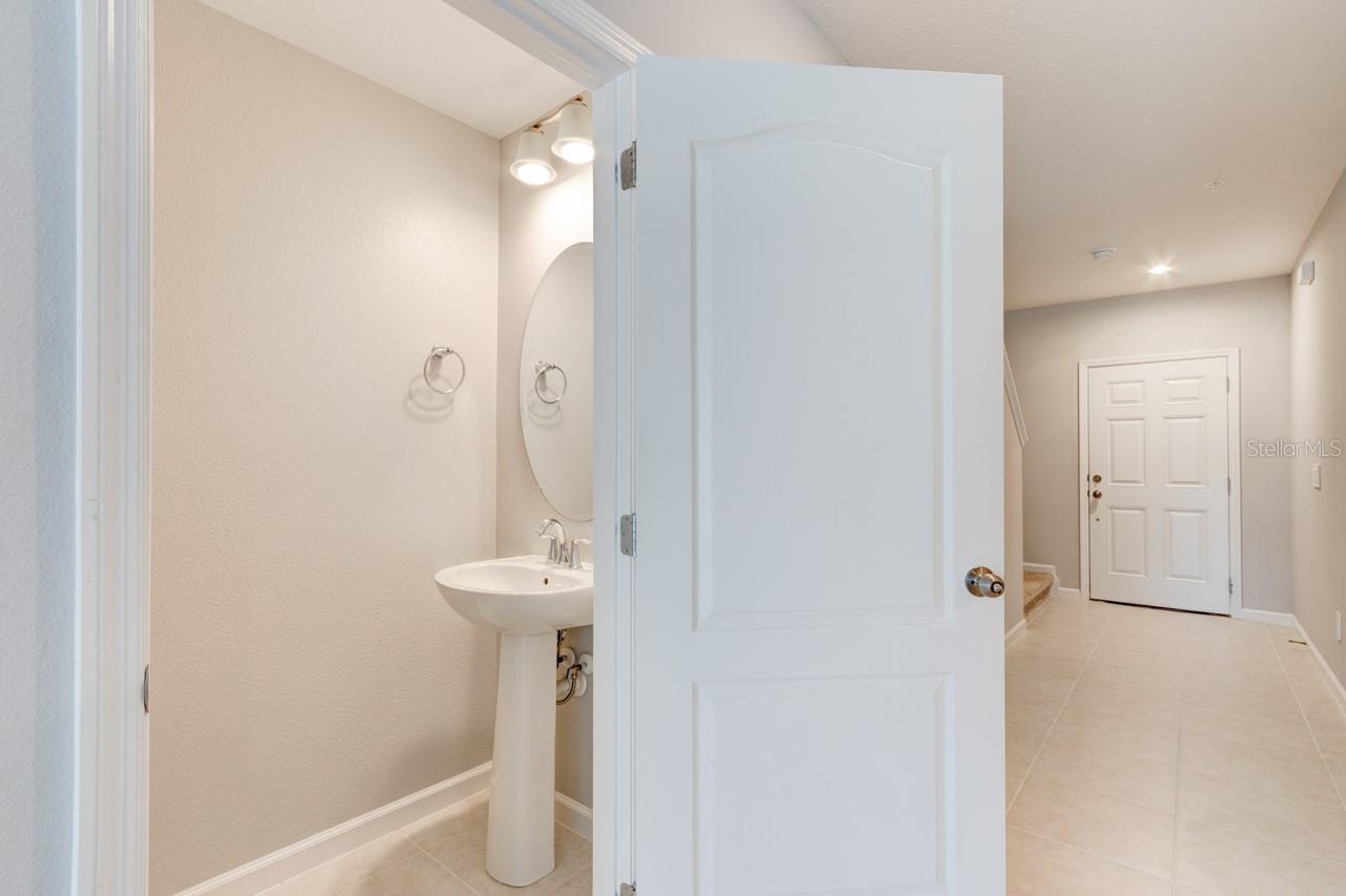 TOWNS AT LAKE MONROE COMMONS - Residential Lease