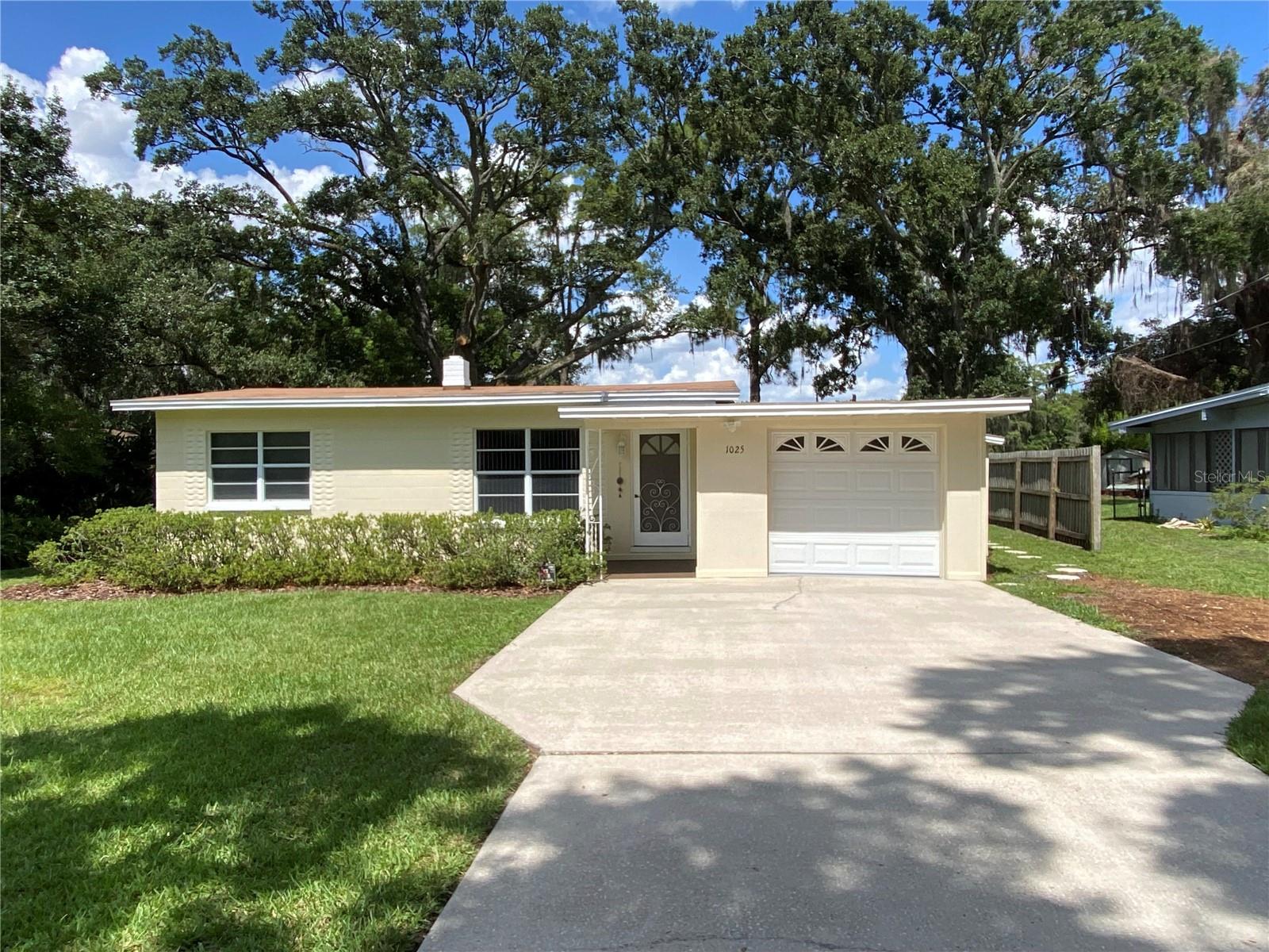 Super clean 2 bed 1 bath 1 car garage concrete block house on a lake in Orlando.