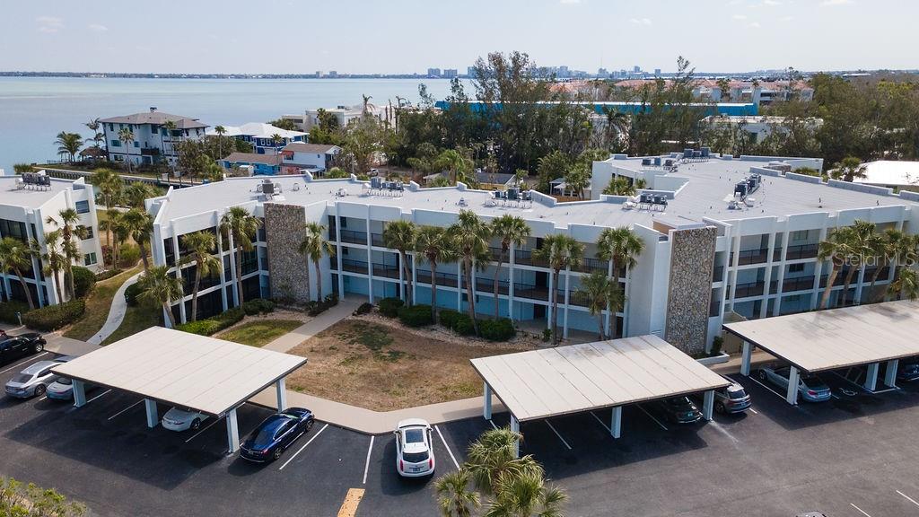 Live Where Others Vacation – Annual Furnished Lease on Longboat Key!
Step into island living at its finest in this fully furnished 2 bed / 2 bath condo, available for annual lease only in the prestigious Longboat Harbour community. Enjoy serene water views, tropical breezes, and resort-style amenities—all just minutes from St. Armands Circle, Lido Key Beach, and Downtown Sarasota.
??? Comfortable & Turnkey Living
This thoughtfully designed condo features a bright open floor plan, updated kitchen with stainless steel appliances, and a screened-in lanai overlooking the heated pool and community marina. Just bring your suitcase—dishes, cookware, linens, high-speed WiFi, and washer/dryer are all included.
??? Spacious Bedrooms & Modern Baths
Primary suite: King-size furniture, pool views, generous built-ins, ensuite bath with dual vanities & walk-in shower
Guest bedroom: Queen-size bed, walk-in closet, and easy access to full hallway bath
?? Resort-Style Amenities & Bay Access
Enjoy a heated waterfront pool, fitness center, clubhouse, shuffleboard, and a social calendar that lets you live like you're on vacation. Boating and kayak access available via Sarasota Bay canals.
?? Prime Longboat Key Location
2 miles to St. Armands Circle
5 miles to Downtown Sarasota
Steps to beach access, parks, and bike trails
No pets allowed per HOA