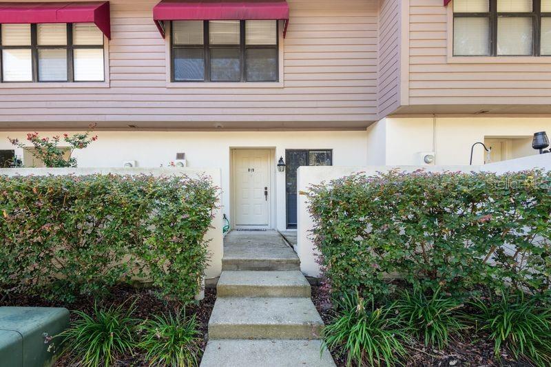 Photo of 819 Oak Park Place, Brandon, FL 33511 (MLS # TB8540009)