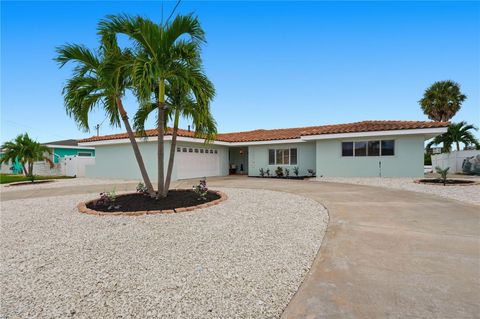 Photo of 1391 Sea Gull Drive S, St Petersburg, FL 33707 (MLS # TB8442892) Photo of 1391 Sea Gull Drive S, St Petersburg, FL 33707 (MLS # TB8442892)