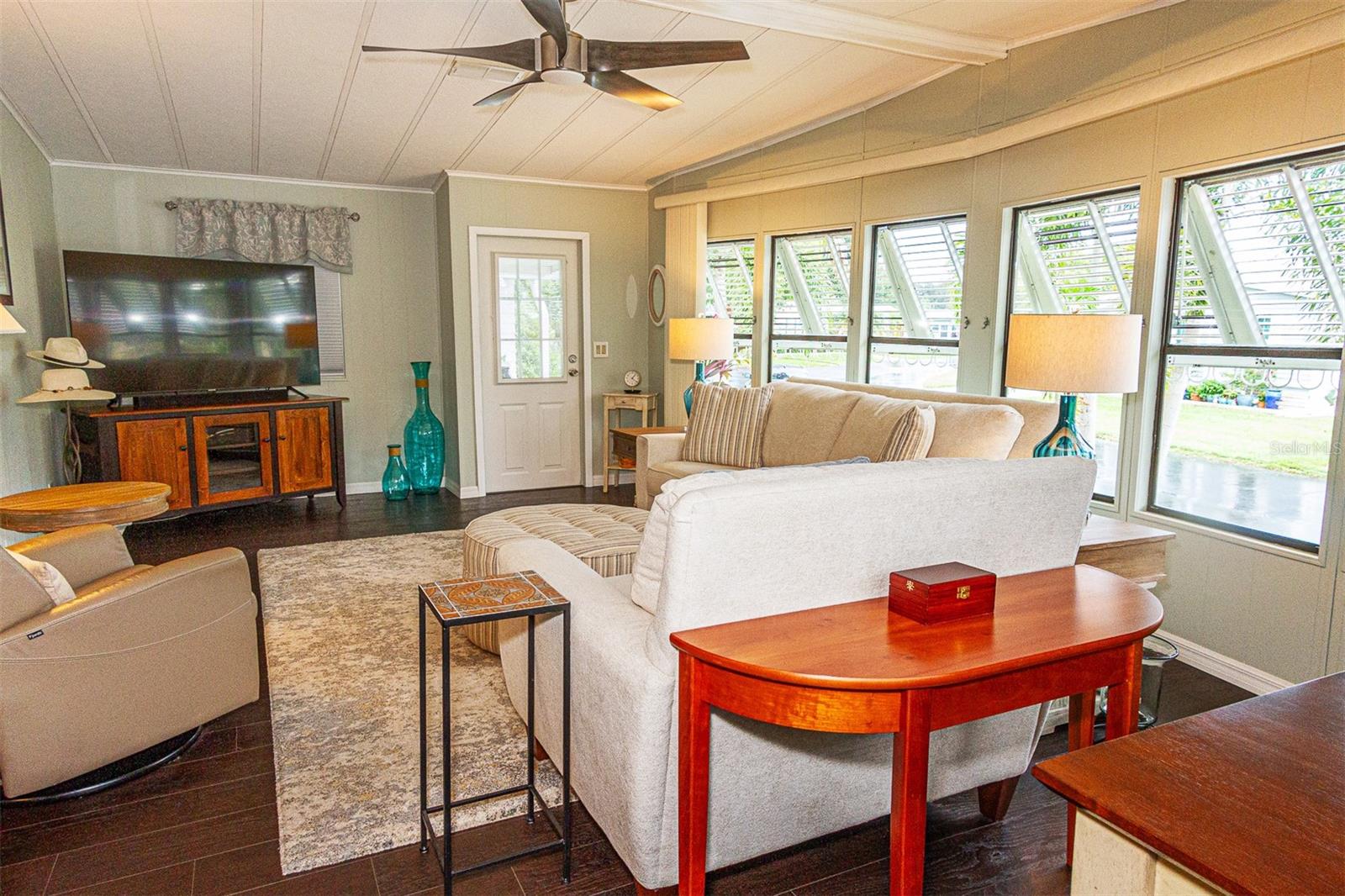 172 CLUBVIEW DRIVE 5