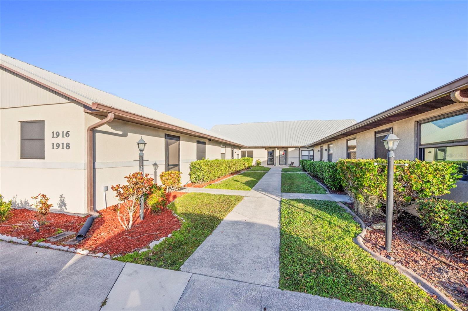 COUNTRY CLUB VILLAS 01 & 02 SP LAKE - Residential