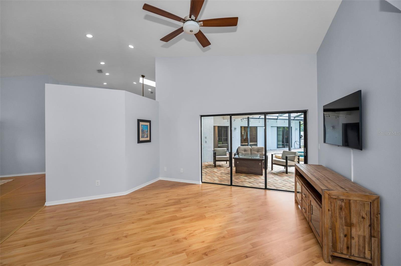 CREST SUB THE - Residential