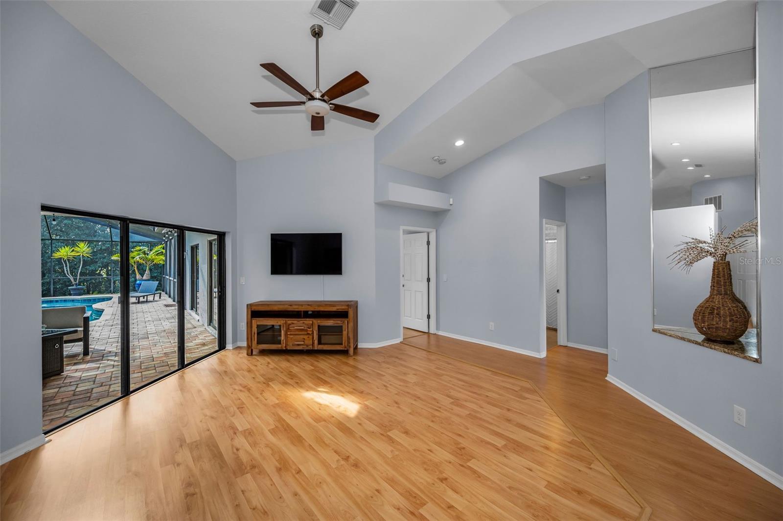 CREST SUB THE - Residential