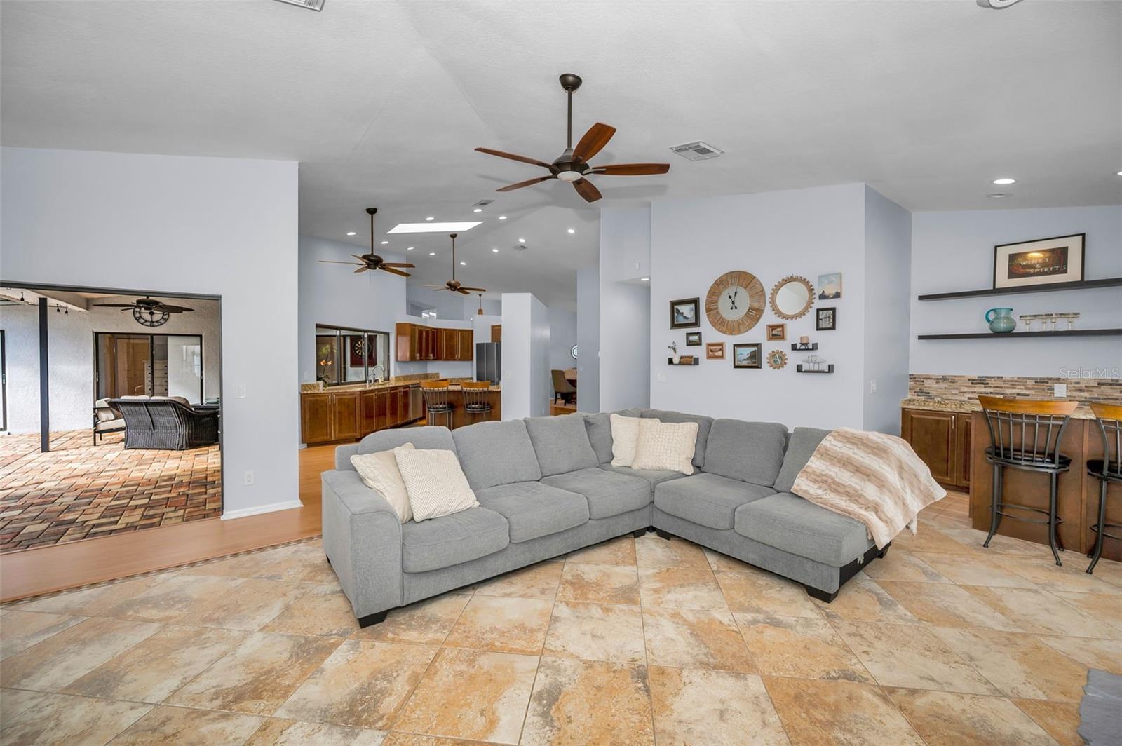 CREST SUB THE - Residential