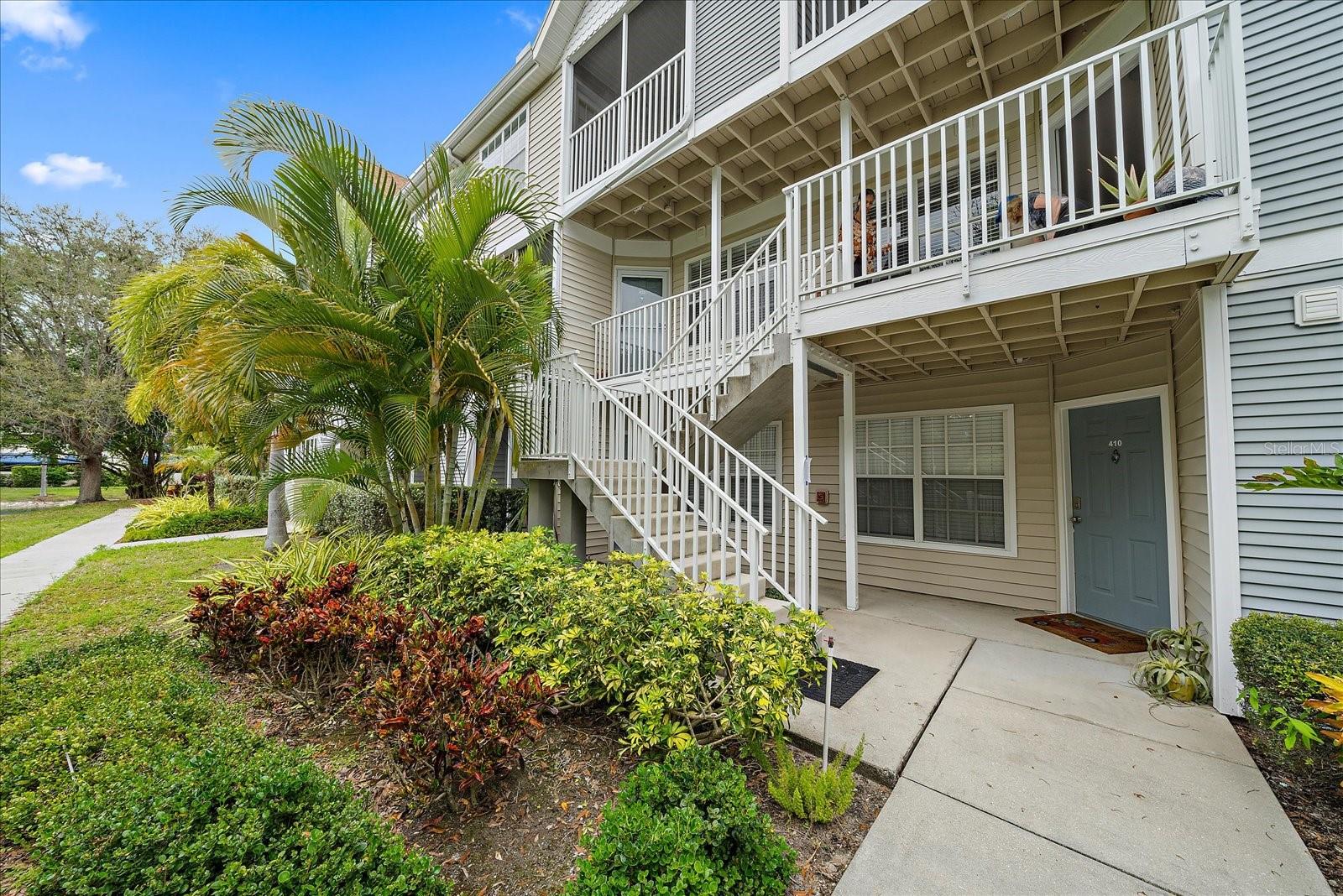 Beautifully furnished 1BR/1BA ground floor condo available starting May 1, 2025 through April 2026. Located in the highly sought-after Central Park II community in downtown Sarasota. This unit features tasteful furnishings, all major appliances, and convenient ground-floor access. Tenant pays electric; basic cable, basic internet, water, sewer, and trash are included.
Enjoy a resort-style lifestyle with access to community amenities including a heated pool, hot tub, tennis courts, fitness room, library, kayak storage, community dock, and clubhouse. Walk to Marina Jack, Bayfront Park, and all the dining, shopping, and entertainment downtown Sarasota. Directly across the street from a two-story Publix.
Rental Terms:
Rent: $1,900/month, Security Deposit: $1,900 ,Central Park application fee: $100 adult, Association application fee: $150, HOA approval required (14 days), $100 admin fee.