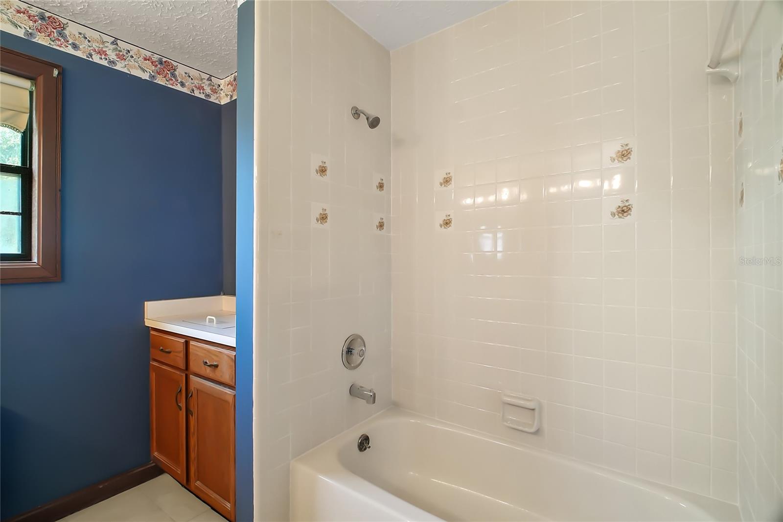 LAKE AVALON GROVES - Land