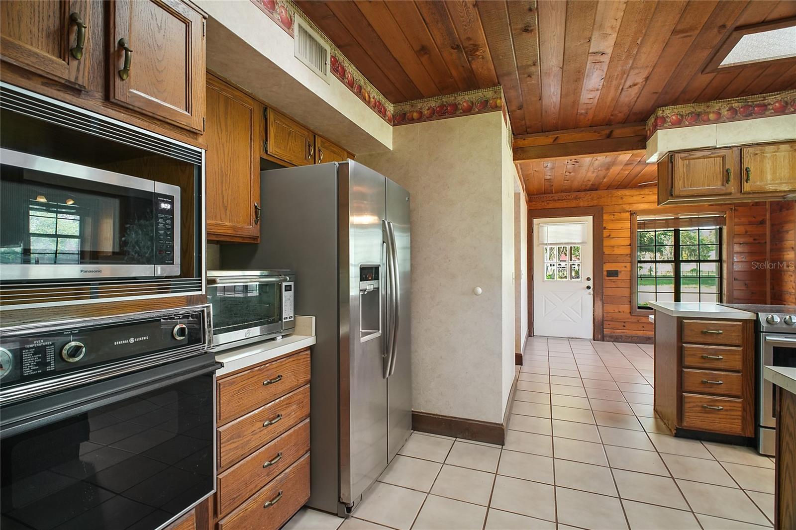 LAKE AVALON GROVES - Land