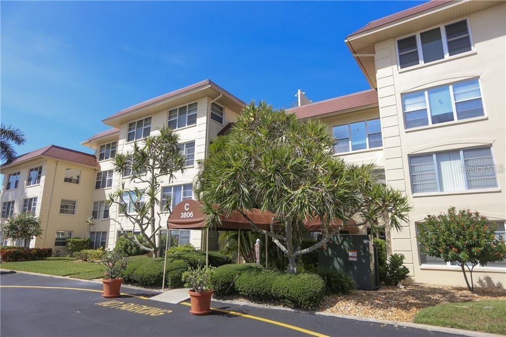 Available May-December with a 90 Day minimum at $2,800 per month plus taxes and fees booked for 2024 season.
Seasonal, furnished, 2 bedrooms, 2 bath condo located in Beach Harbor Club on Longboat Key. This ground floor unit is centrally located and minutes away from urban activities with in-unit washer and dryer. The master bedroom features a queen bed, walk-in closet and ensuite bathroom; second bedroom features twin beds. The spacious living and dining area opens to a private outside patio. If you enjoy an active lifestyle, then the Beach Harbor Club is for you! Situated on Sarasota Bay, you will enjoy refreshing breezes which will entice you to utilize the available kayaks, boating and fishing pier, as well as private access to the sandy beaches of the Gulf of Mexico. In addition to the over-sized heated pool, Beach Harbor Club has a new fitness center and a library/media room. Elevator accessible and assigned parking complement the amenity package. Enjoy Florida living at its best!