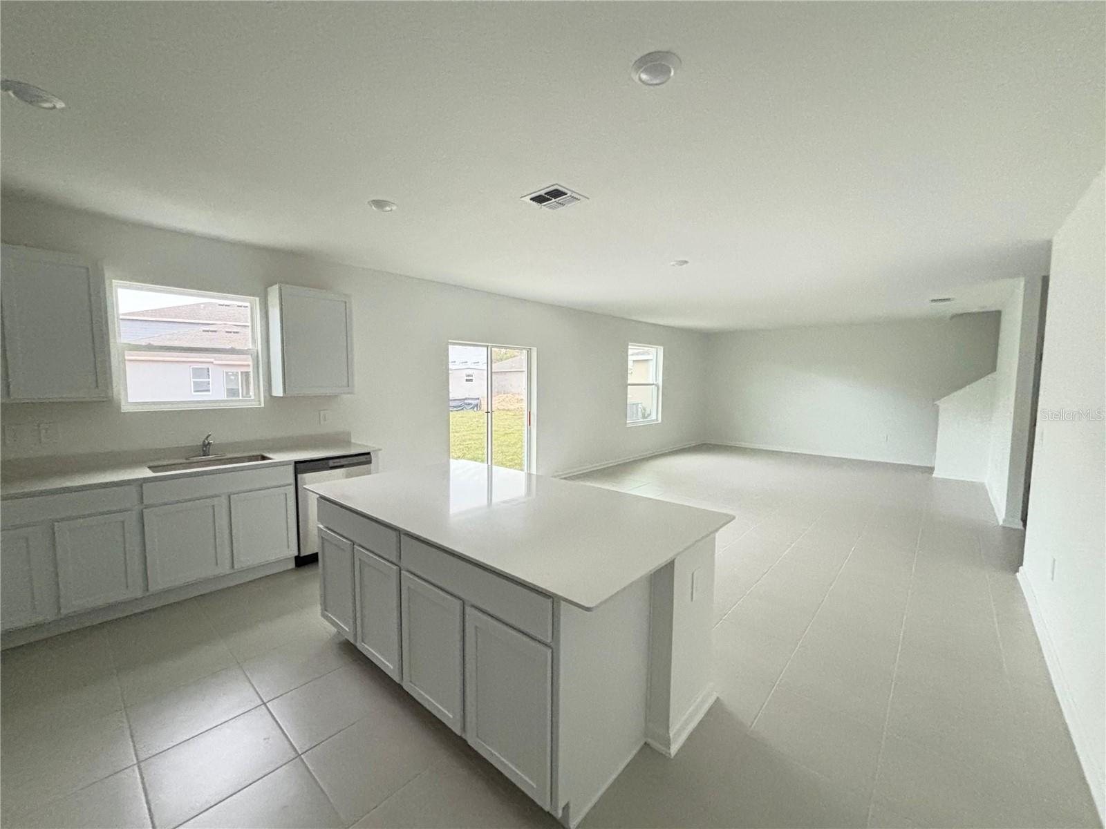 KNIGHTSBRIDGE 50S - Residential Lease