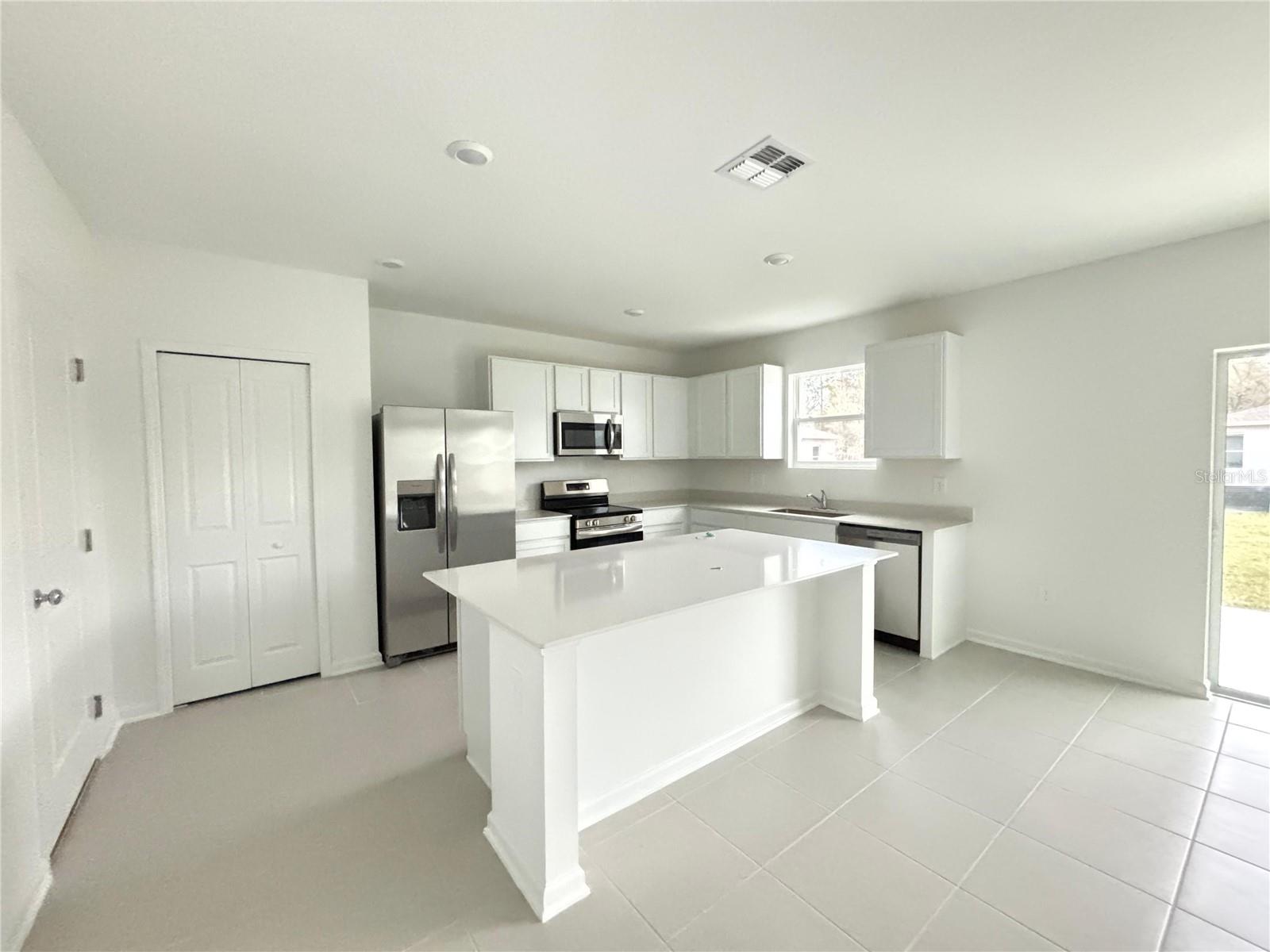 KNIGHTSBRIDGE 50S - Residential Lease