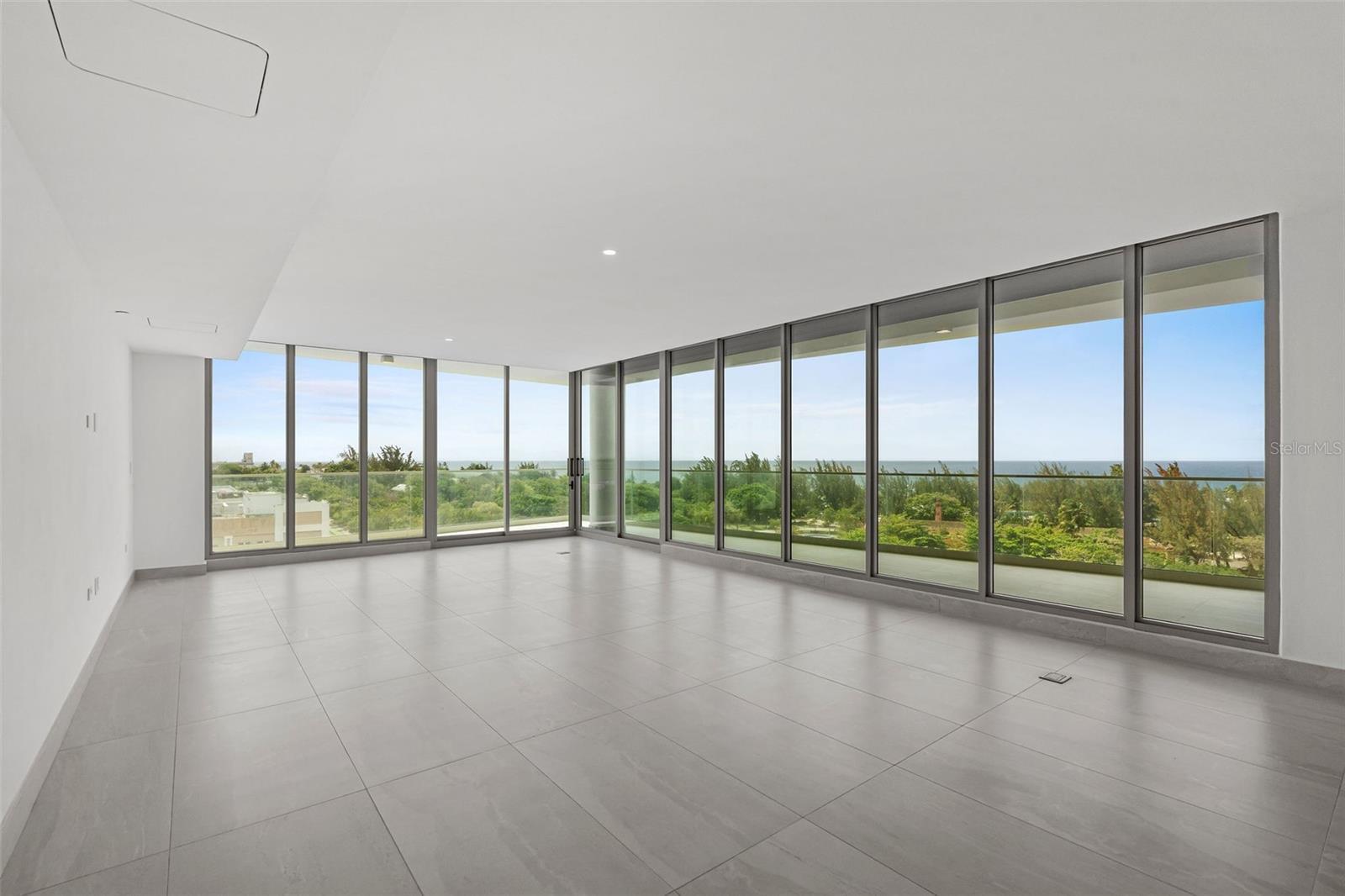 LE PARC CONDOMINIUM - Residential