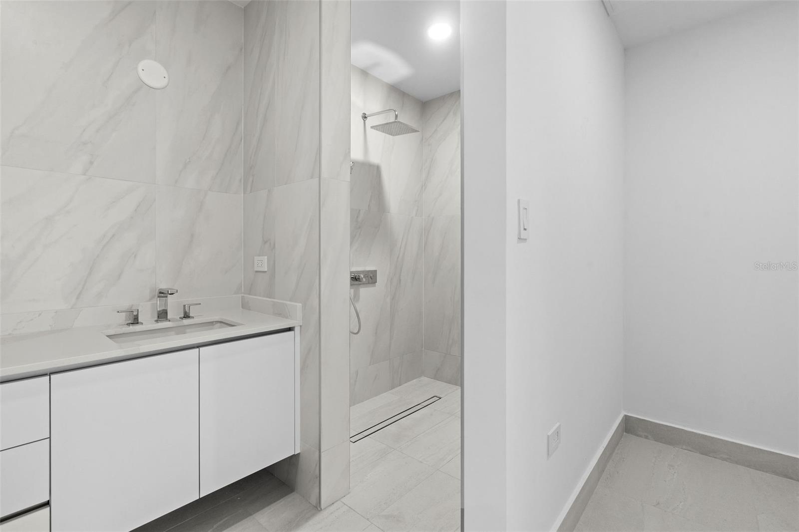 LE PARC CONDOMINIUM - Residential