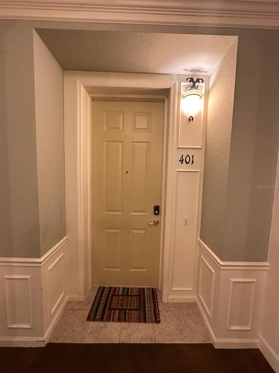 welcome to your LUXURY dream condo in the heart of metrowest
Gated community
elevator
beautiful amenities
laminate floor