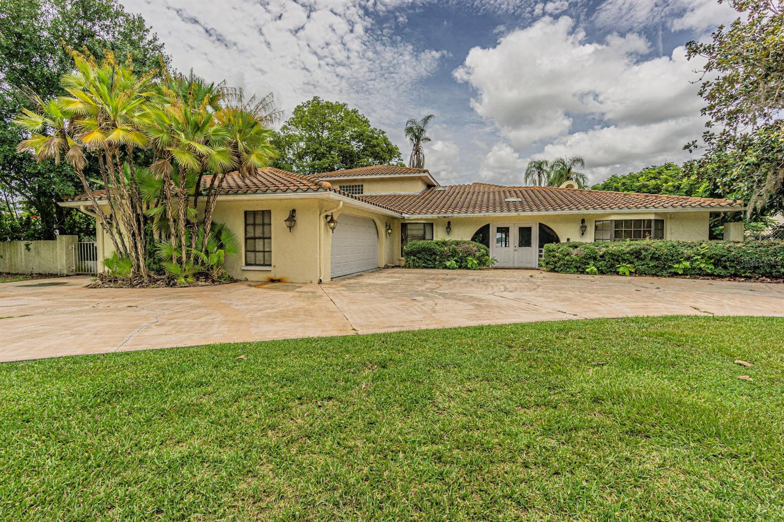 A 2 STORY 5 BEDROOM 3 BATHROOM 4000 SQFT HOME THAT HAS GLASS SLIDERS ACROSS THE WHOLE BACK OF THE HOUSE, WITH WIDE OPEN WATERFRONT VIEWS WITH A BOATHOUSE DOCK THAT HAS AN APARTMENT THE SIZE OF A STUDIO. THE SUNSETS ARE INCREDIBLE. HAS A CIRCULAR DRIVEWAY AND A STAIRCASE WITH A BALCONY OFF THE MASTER SUITE OVERLOOKING THE LAKE. BE ON VACATION EVERYDAY. THIS PROPERTY HAS AN OPEN FLOOR PLAN AND IS GREAT FOR PARTIES AND FAMILIES. THE PROPERTY HAS A STAINLESS STEEL FRIDGE, OVEN, RANGE, DISHWASHER,STOVE AND WASHER AND DRYER
-LARGE SKI LAKE FRONT
-LAKE FRONT
-GUEST HOUSE
DOCK
BOAT DOCK
ODESSA
LAKE KEYSTONE RENTAL
LAKE KEYSTONE SKI LAKE FRONT
BOAT HOUSE
LARGE BOAT DOCK
BOAT PORT
LAKE HOUSE ON WATER
EXECUTIVE HOME
EXECUTIVE SKI LAKE HOME
EXECUTIVE MANSION
LAKE KEYSTONE MANSION
WATER SKI