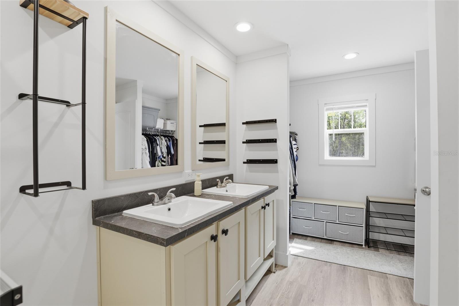 UNIVERSITY OAKS - Residential