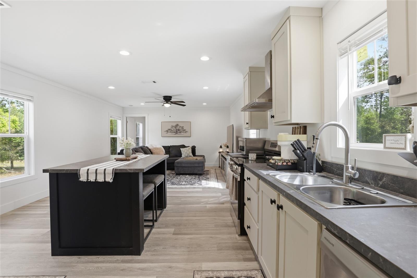 UNIVERSITY OAKS - Residential