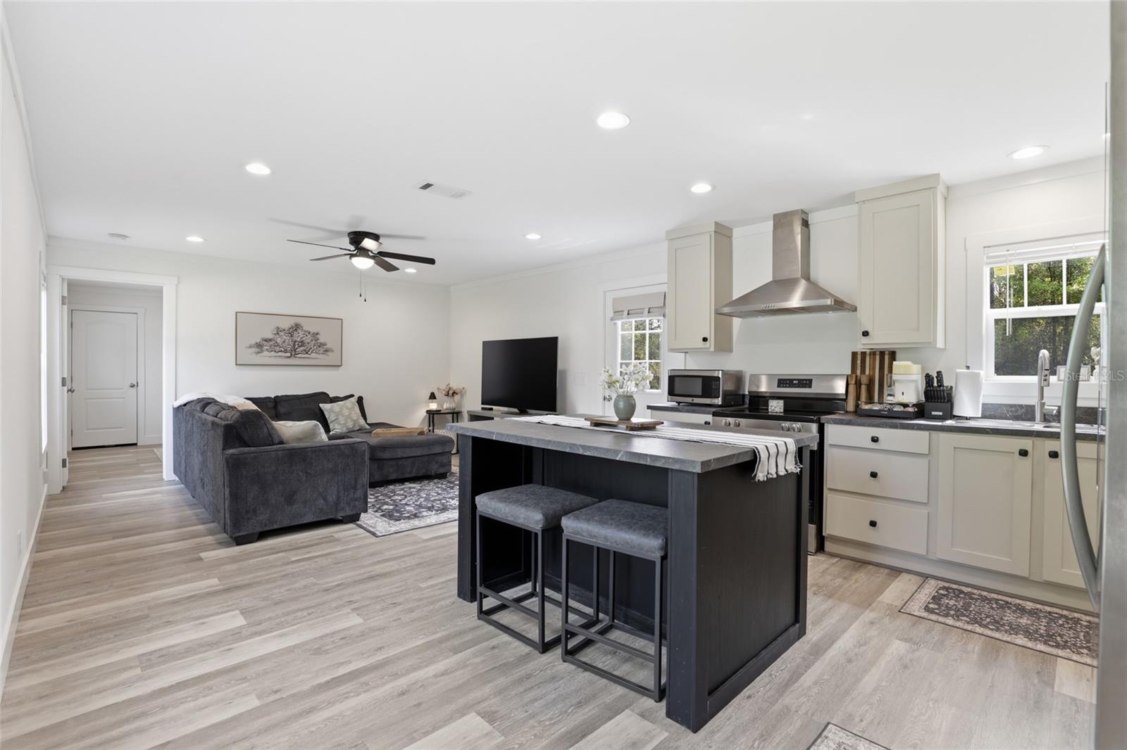 UNIVERSITY OAKS - Residential