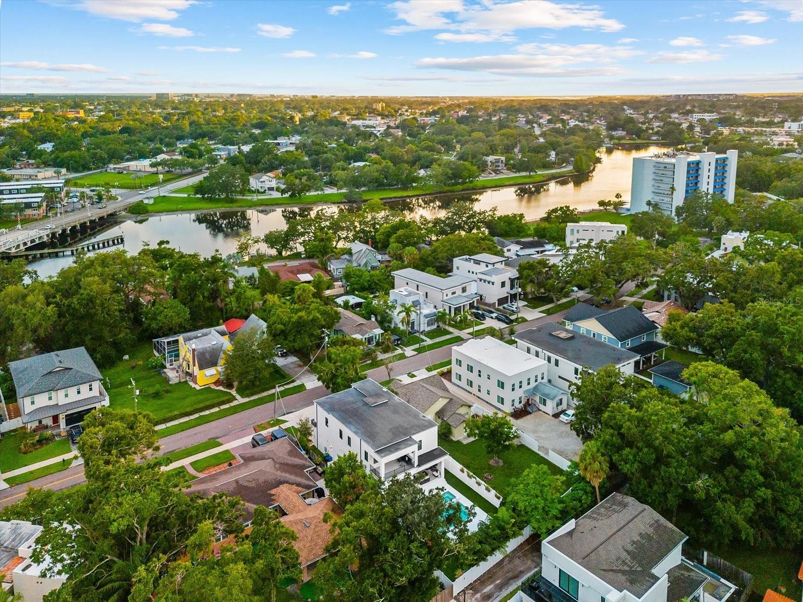 SUBURB ROYAL - Residential