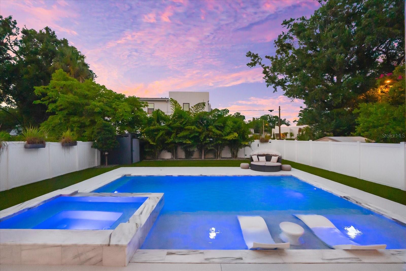 SUBURB ROYAL - Residential