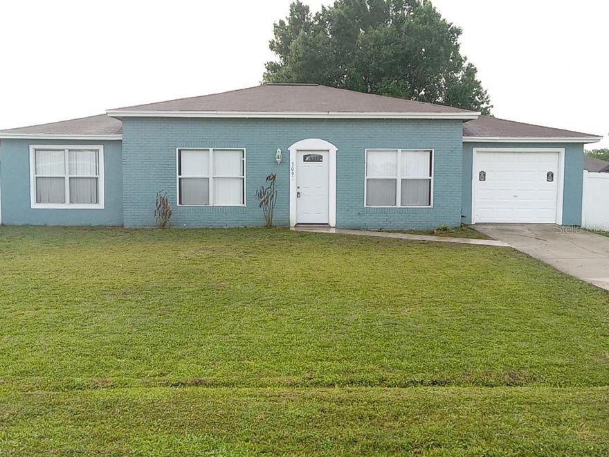 Charming single-family home located in a quiet residential area of Kissimmee. The property features 2 bedrooms and 2 bathrooms, with approximately 1,008 square feet of living space.
It offers a functional layout, tile flooring throughout, central air conditioning, and a spacious lot of approximately 7,800 square feet. The kitchen has been updated with newer appliances, providing a comfortable space for everyday living.
The primary bedroom includes a walk-in closet.
This beautiful property is conveniently located near schools, parks, and everyday amenities, with easy access to major roads. An excellent opportunity for a primary residence or investment.