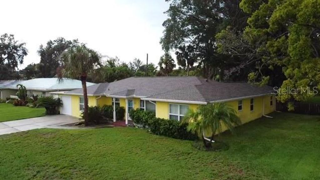 Photo of 337 Somerset Avenue, Sarasota, FL 34243 (MLS # A4647294)