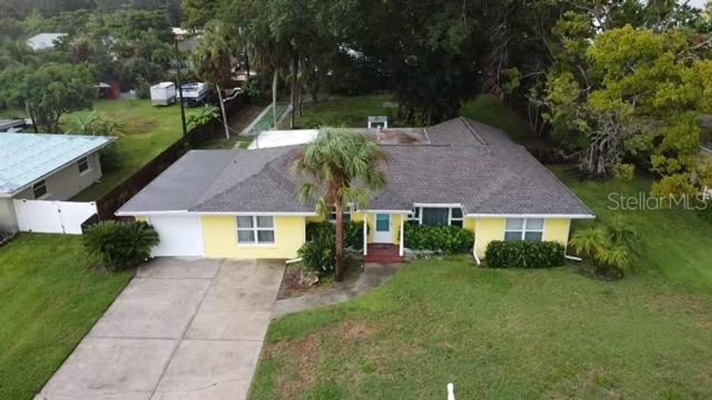 Photo of 337 Somerset Avenue, Sarasota, FL 34243 (MLS # A4647294)