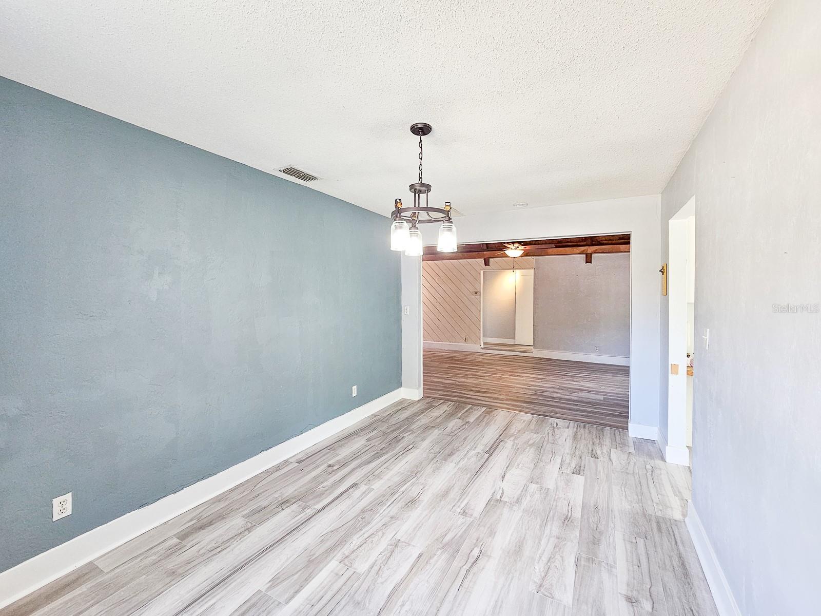 950 SAND CREST DRIVE