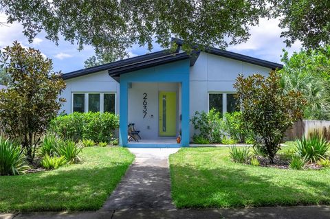 Photo of 2637 Bayside Drive S, St Petersburg, FL 33705 (MLS # TB8405937)