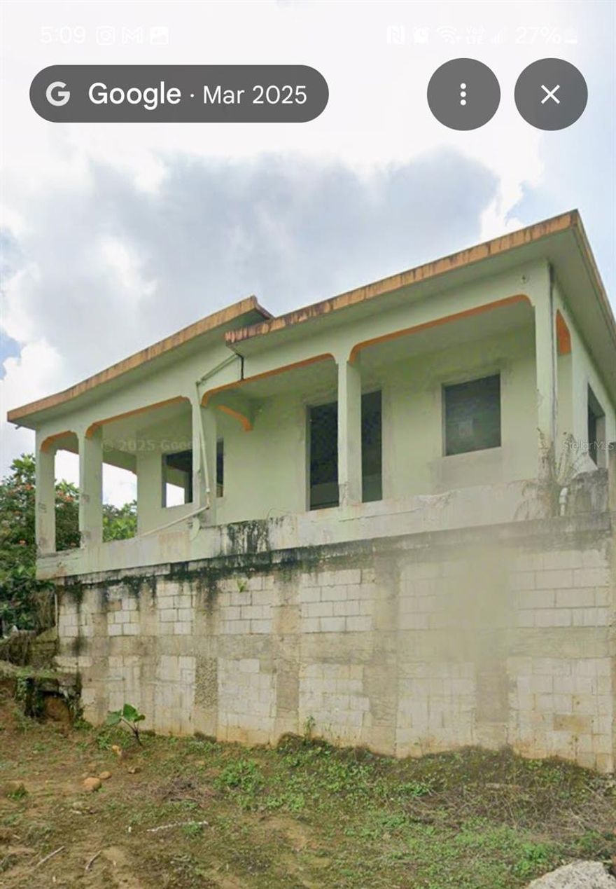 Location and Lot: Highway 181, km 13.9, Espino neighborhood, San Lorenzo. Quiet community of only 7 homes. 692.36 m² lot. Close to schools, bakery, laboratory, hardware store, pharmacy, gas station, tire shops, auto parts stores, and minimarkets. Bedrooms and Bathrooms: 3 bedrooms, master bedroom with space for a walk-in closet and a balcony overlooking the Río Grande de Loíza. 1 bathroom under renovation (requires installation of bathtub, cabinet, toilet, and door). Improvements and Features: Solid concrete construction with new tile flooring. New copper plumbing. Updated electrical system with two breaker boxes and a transfer switch. New security windows. Laundry area with water connection and 220V outlet. Three new security doors (living room, kitchen, and master bedroom doors opening to the exterior), currently being manufactured and installed. Water cistern included. Active and free community water service. Active electricity service, transferable to the buyer.  Important details: AS-IS sale, CASH only. Does not include kitchen cabinets, bedroom doors or closets, bathroom door, or railings. Buyer is responsible for installing the master bedroom balcony door. Summary: Residence with a renovated structure and the possibility of customizing the final finishes to your style, ideal for those seeking security, comfort, and privacy.