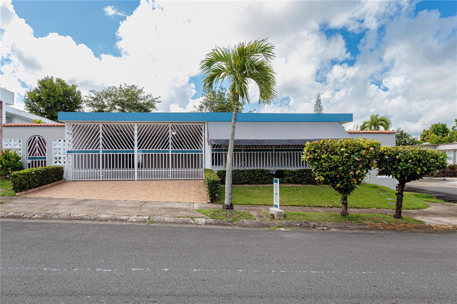 Urb. Venus Garden, Calle HermosillO, San Juan, PR
Corner property located in the well-established Venus Garden neighborhood in San Juan. This spacious residence features 4 bedrooms, 2 full bathrooms, an accessory unit with an additional bathroom (ideal for a home office, guests, or potential rental income), a double carport, a comfortable terrace, and a 502 m² lot.
Venus Garden offers a convenient location with easy access to major roads such as PR-199 and Ave. Los Filtros. The area is close to schools, supermarkets, pharmacies, hospitals, restaurants, shopping centers, and other essential services.
An excellent opportunity for buyers looking for space, versatility, and a prime location in the metro area.