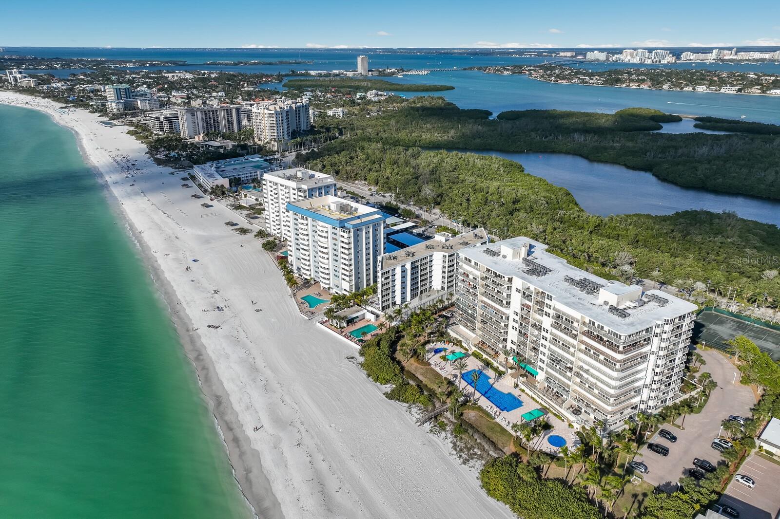 L ELEGANCE ON LIDO BEACH - Residential