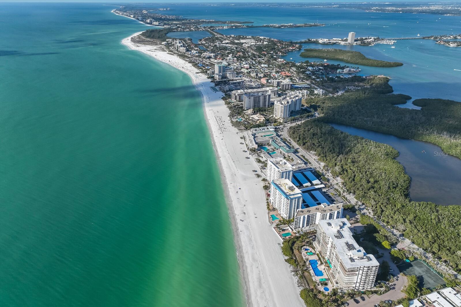 L ELEGANCE ON LIDO BEACH - Residential