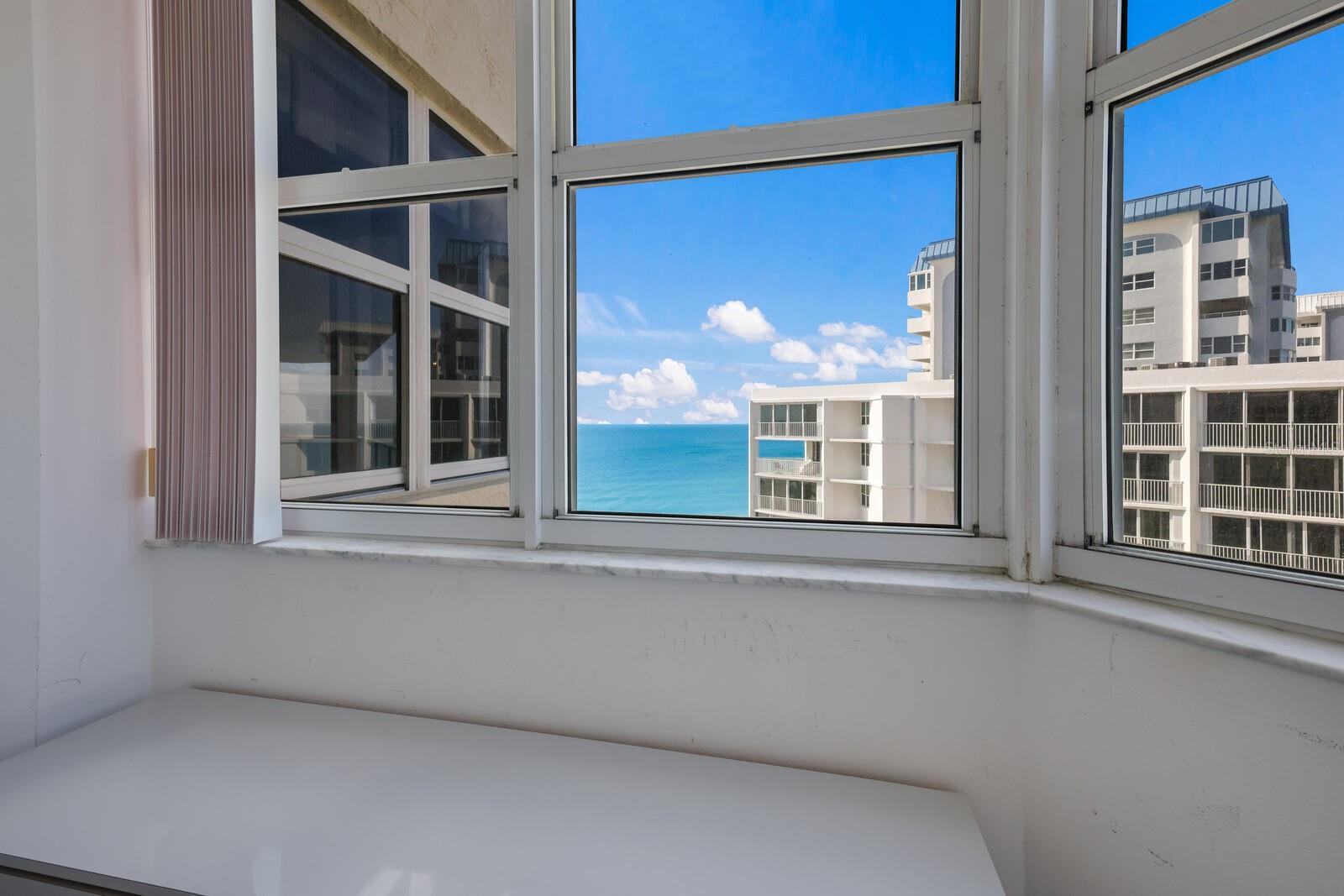 L ELEGANCE ON LIDO BEACH - Residential