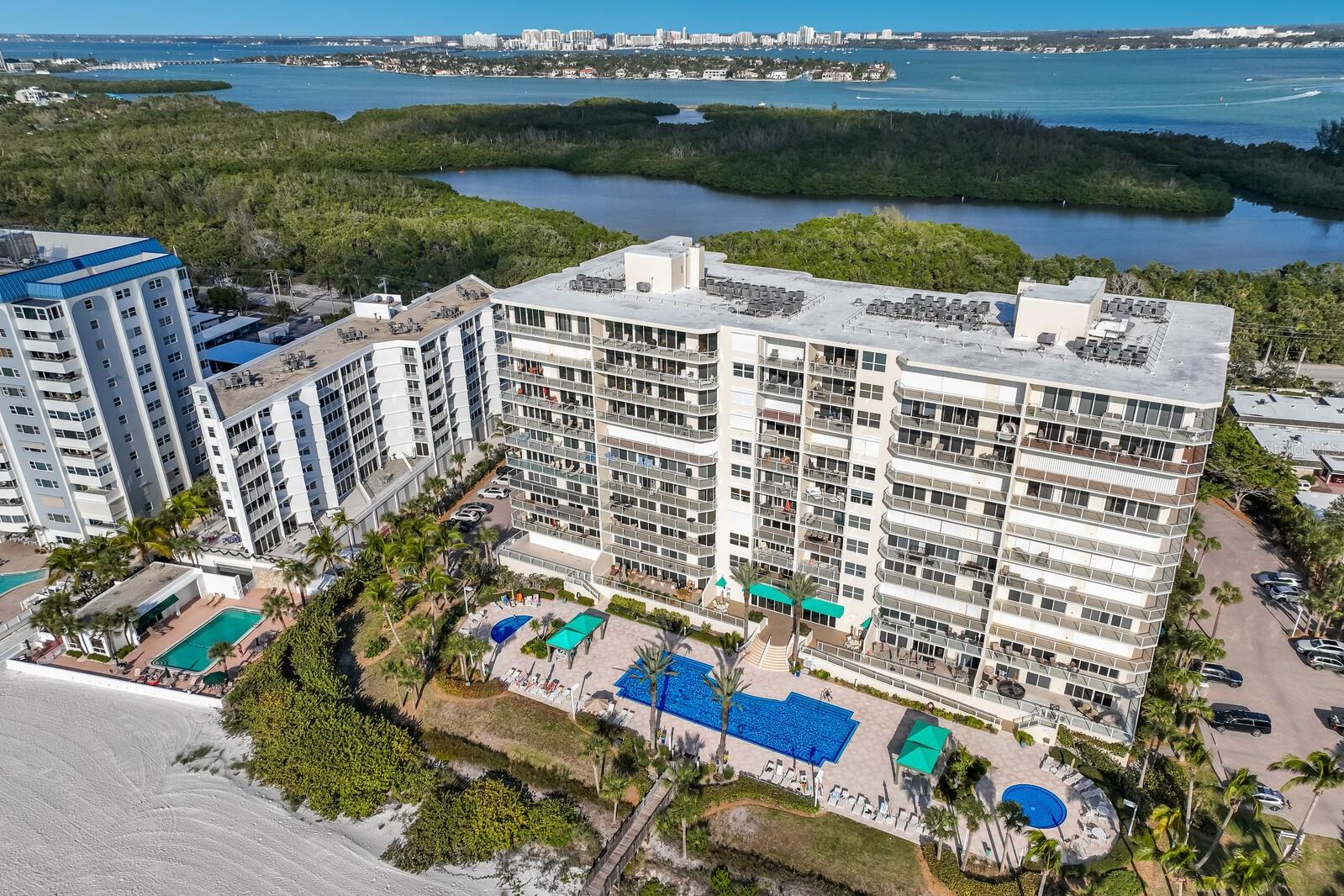 L ELEGANCE ON LIDO BEACH - Residential