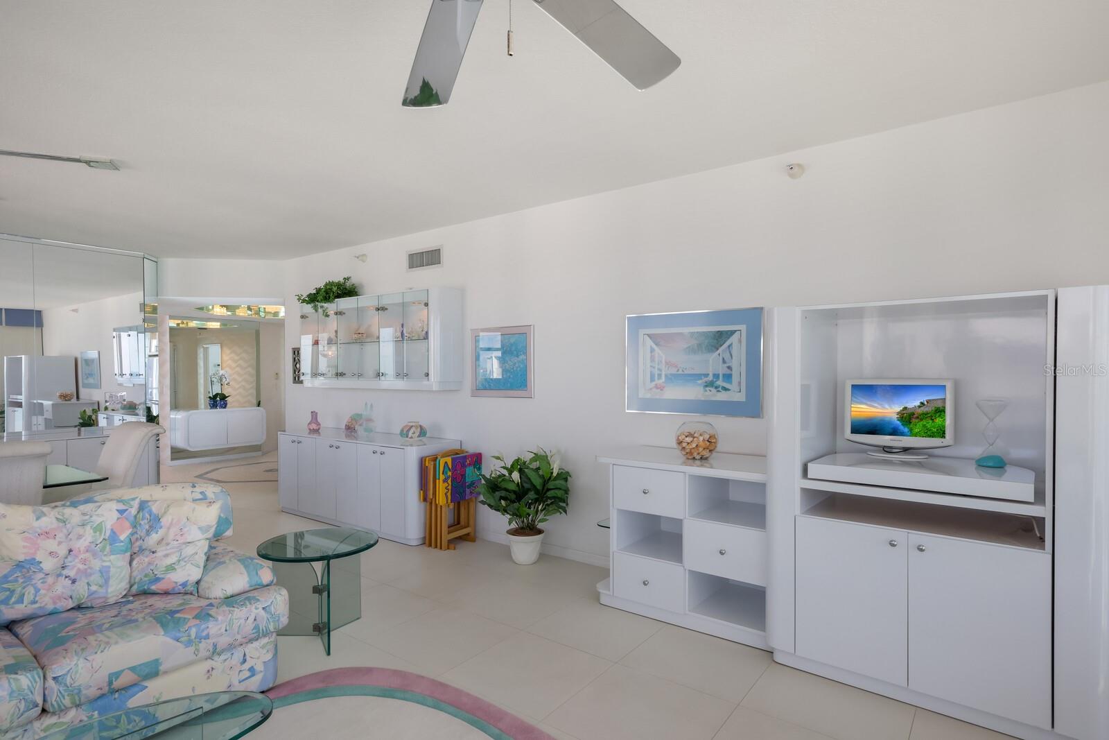 L ELEGANCE ON LIDO BEACH - Residential