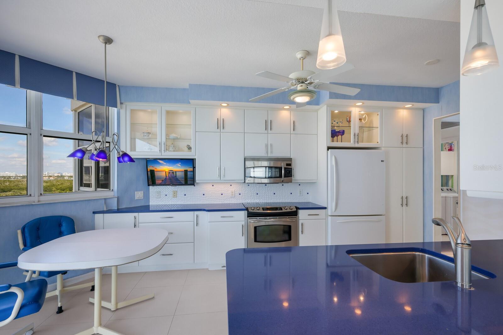 L ELEGANCE ON LIDO BEACH - Residential