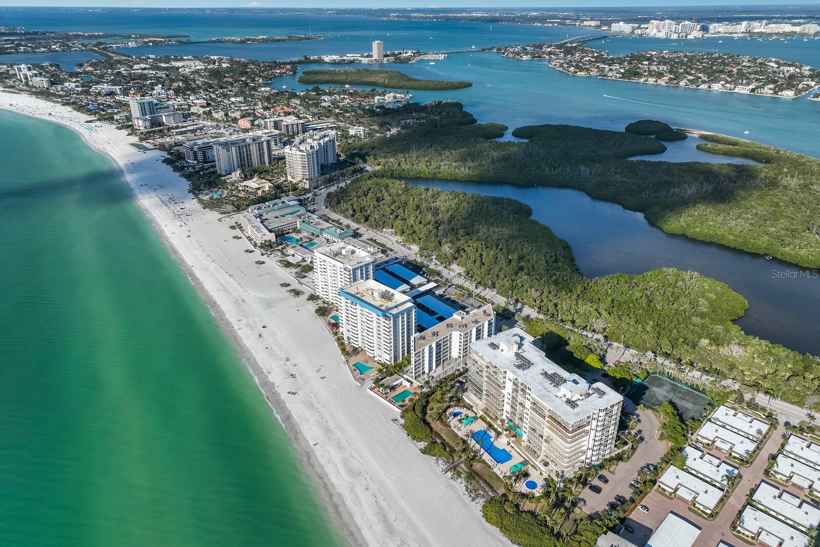 L ELEGANCE ON LIDO BEACH - Residential