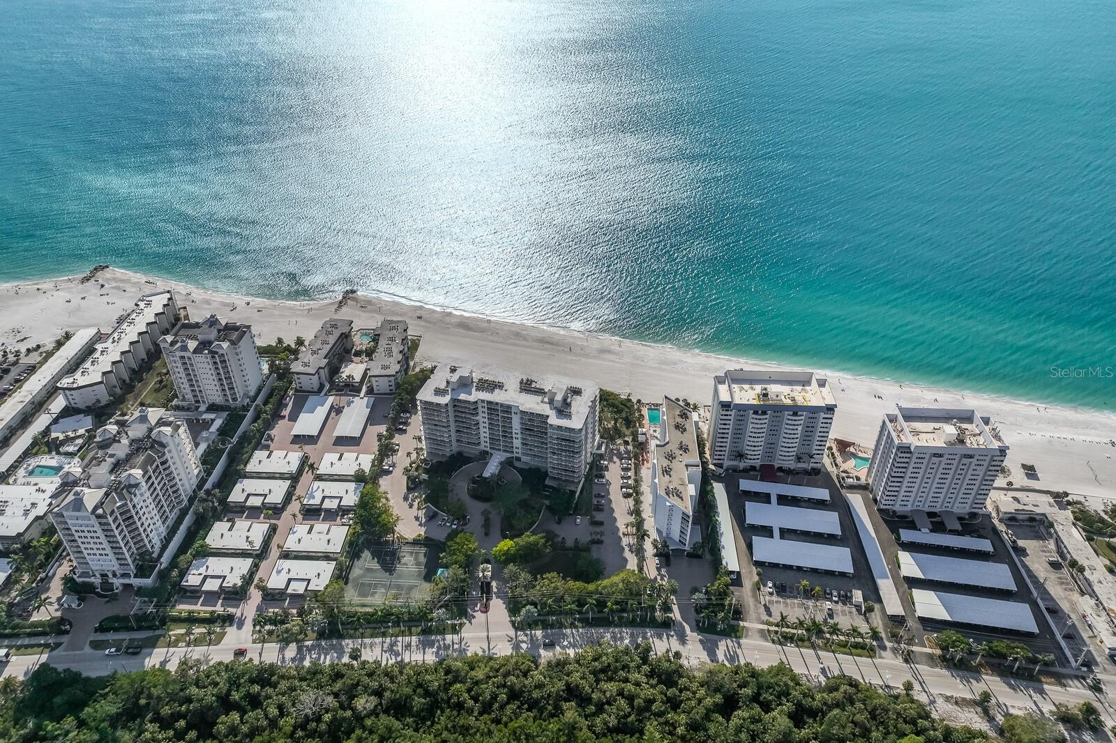 L ELEGANCE ON LIDO BEACH - Residential