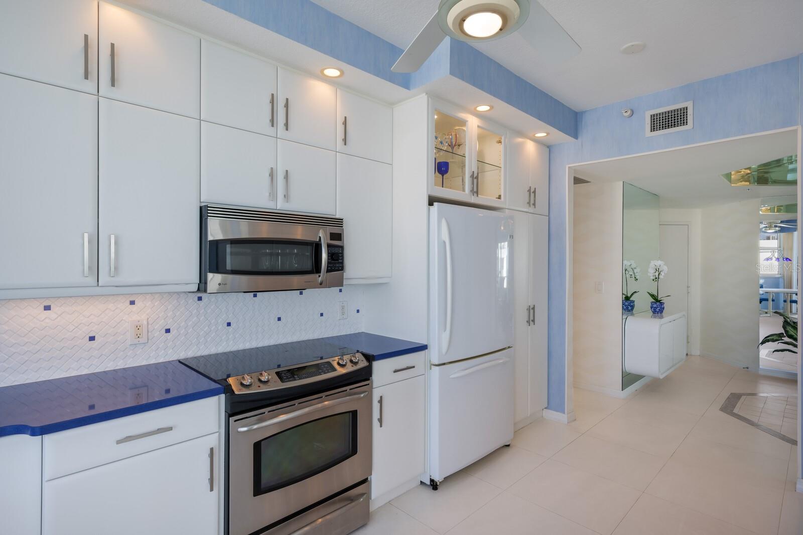 L ELEGANCE ON LIDO BEACH - Residential