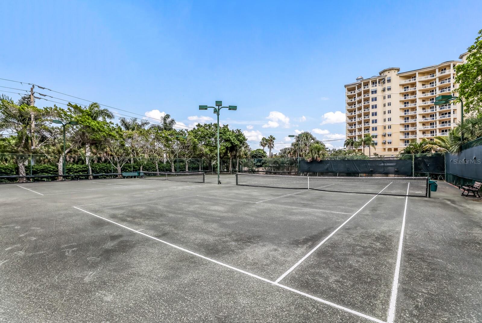 L ELEGANCE ON LIDO BEACH - Residential