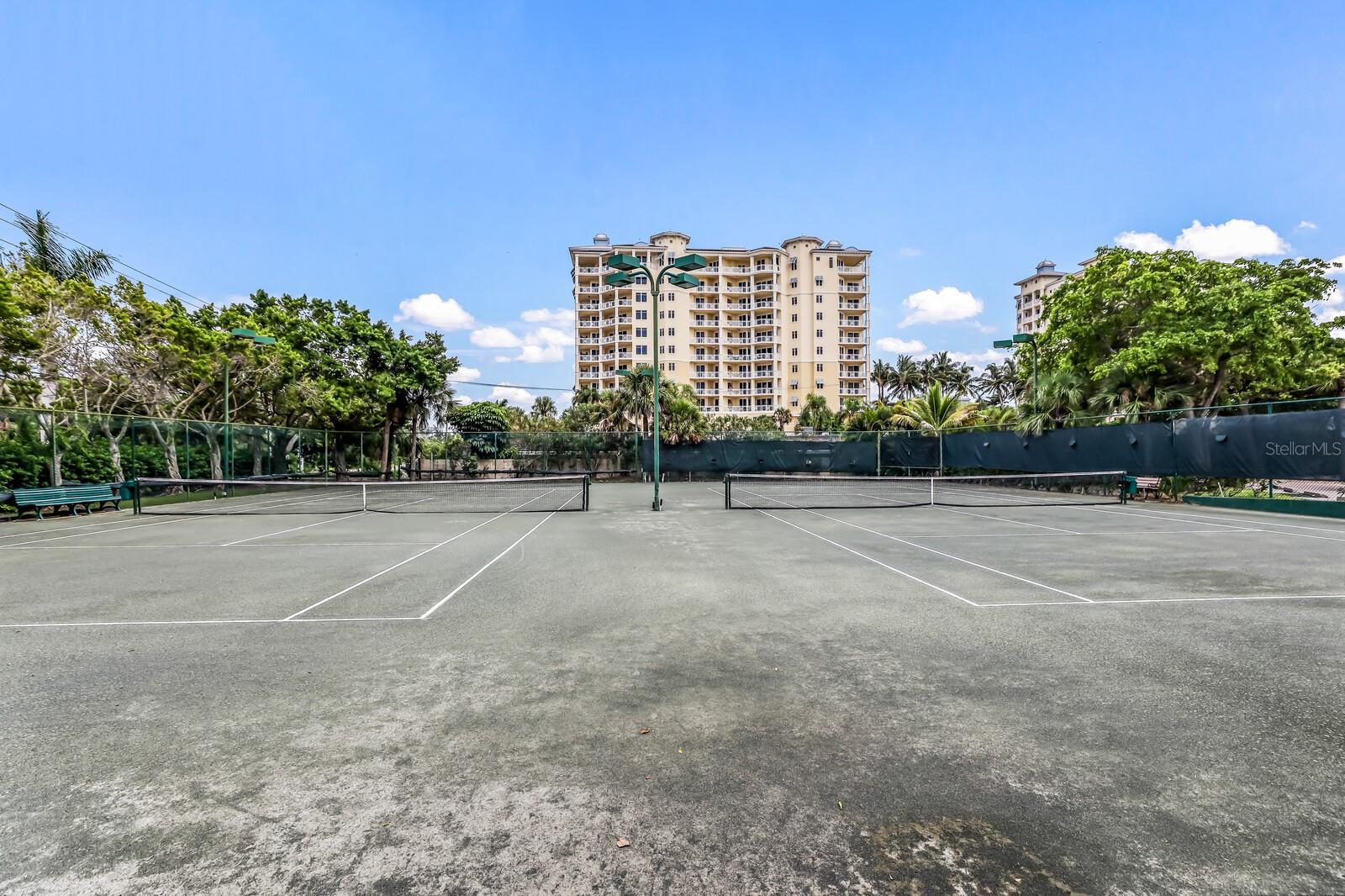 L ELEGANCE ON LIDO BEACH - Residential