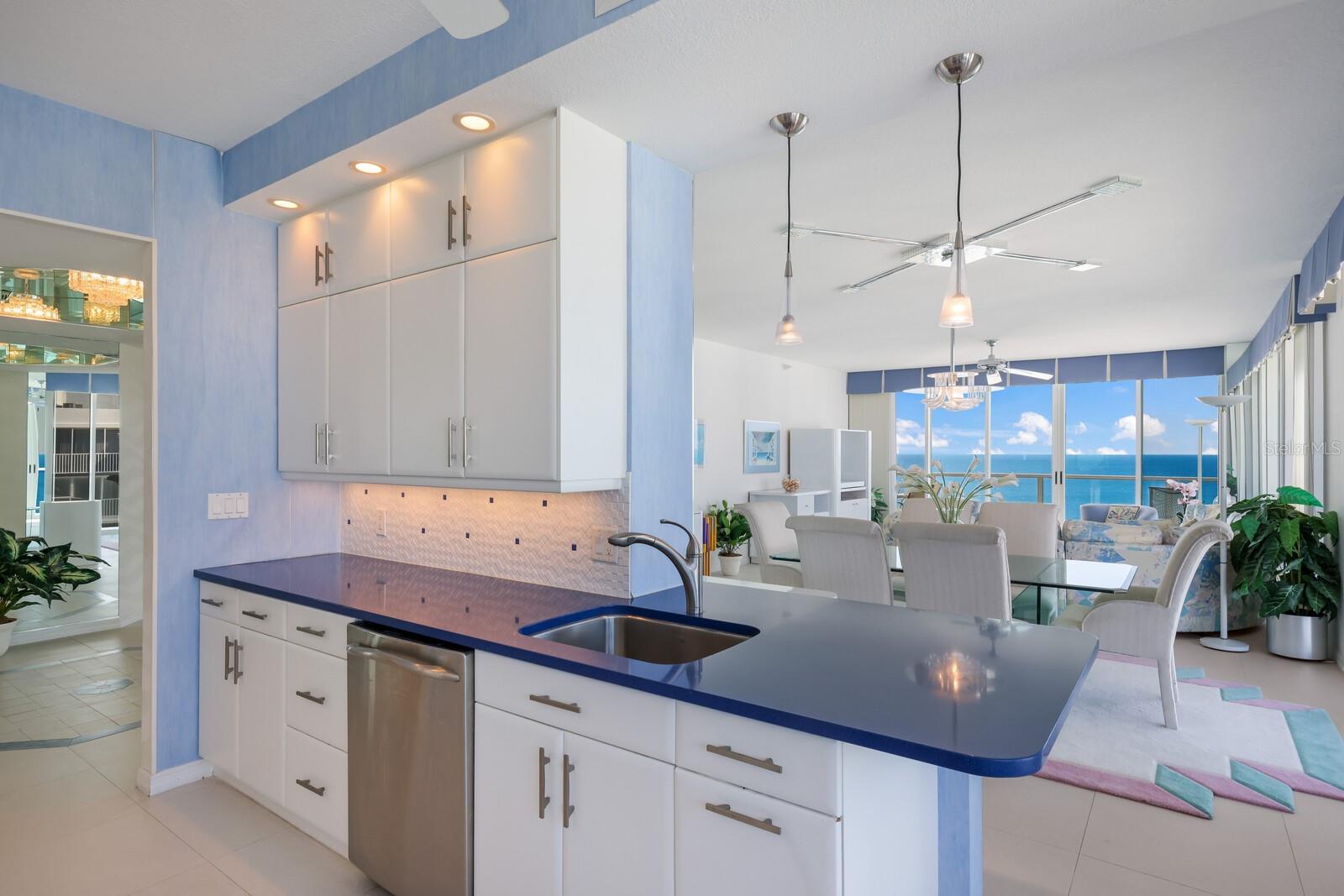 L ELEGANCE ON LIDO BEACH - Residential